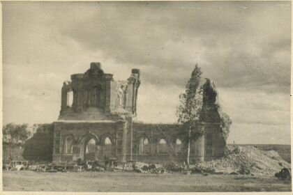 Взорванная гитлеровцами Третьяковская церковь.
Фото Д. Бондарчука
Фотохронника ТАСС № 18181
Смоленская область. Июнь 1943 г.

В селе Третьяково фашисты сожгли все дома колхозников, а церковь взорвали (мы размещаем оригинальные подписи и разъяснения к иллюстрациям)
