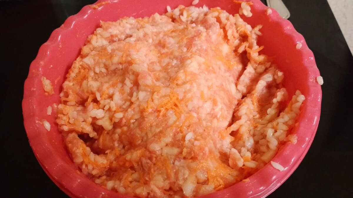 Фарш, рис, морковь, лук, яйцо, соль/перец - всё смешать