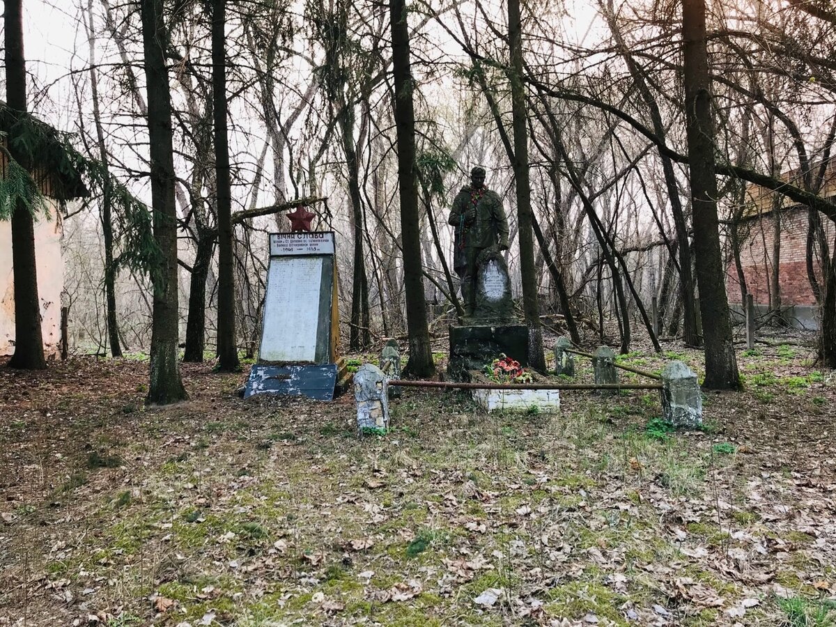 Заброшенные памятники солдатам ВОВ в Чернобыльской зоне отчуждения. Подборка фото