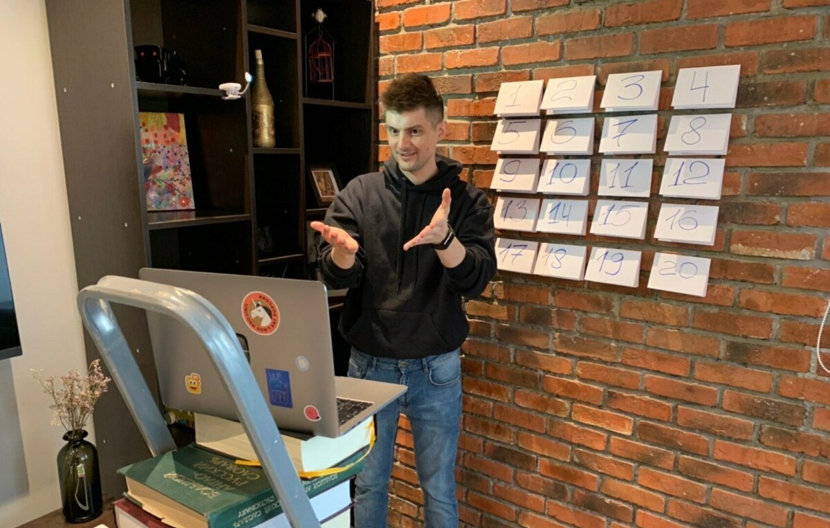 Стремянка выглядит эффектно на бекстейдж фото, но всегда падает с жутким грохотом. Так что купить подставку, это недорого.