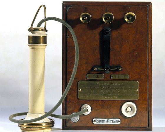 Первое устройство, напоминающее телефон, изобрел Шарль Бурсель 