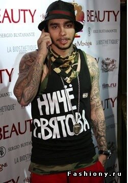 Какой-то современный мажор. Интересен не он сам, а жизненный лозунг на майке, отражающий способ, с помощью которого сейчас идут к успеху