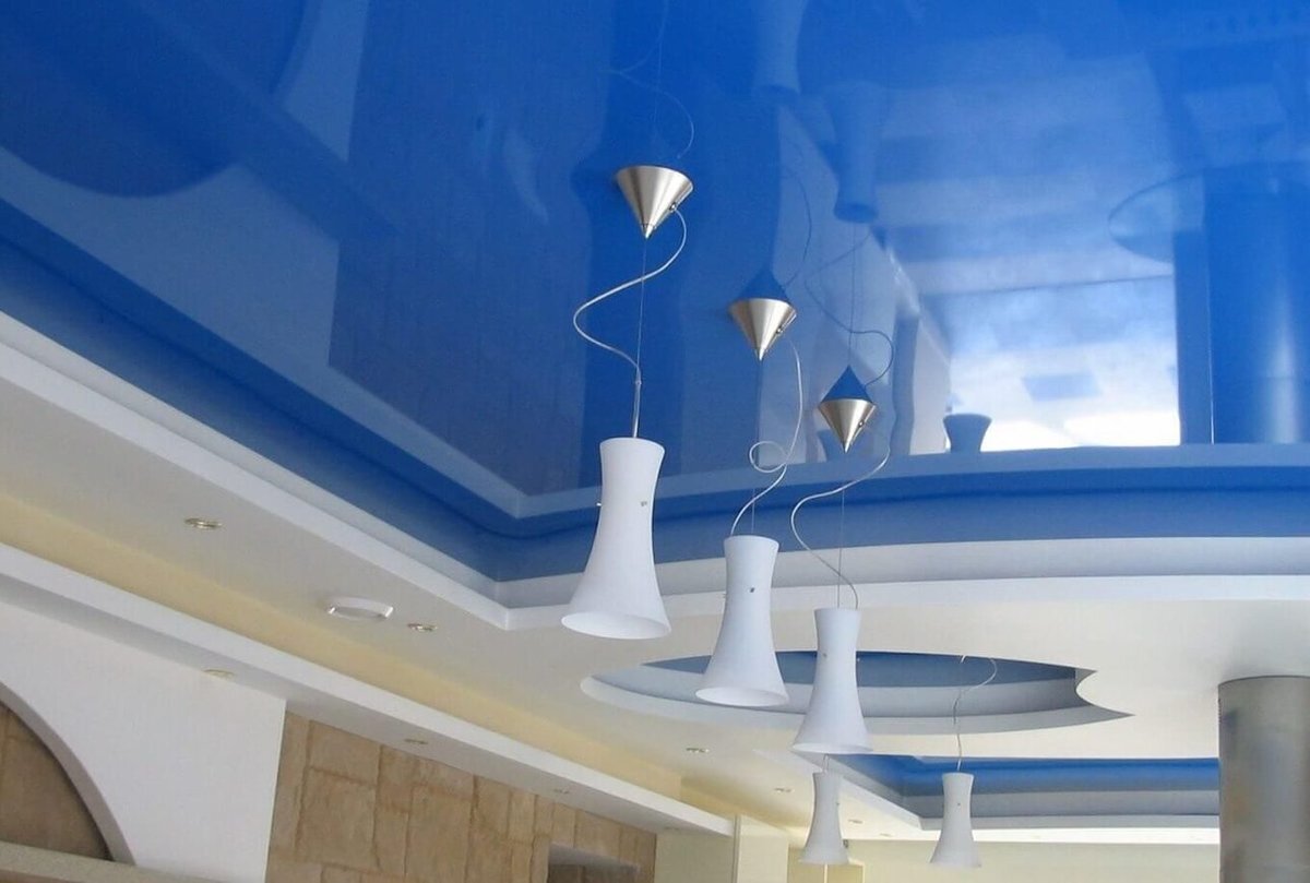 Натяжные потолки синий глянец.