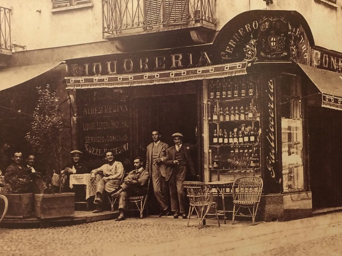 Первая кондитерская   Пьетро Ферреро. Именно здесь в начале 1940-х годов молодой и никому не известный кондитер Пьетро проделывал свои первые кулинарные эксперименты 
