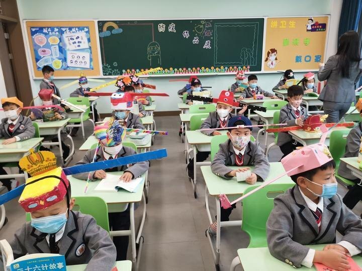 Головные уборы для младших классов в Ханчжоу, Китай