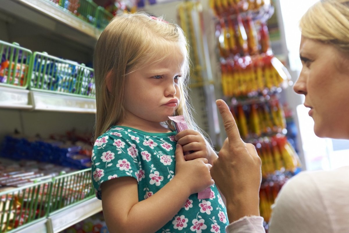 Ребенок просит добавки. Ребенок просит холодное. Ребенок в магазине. Ребенок просит холодное. Зима для детей.