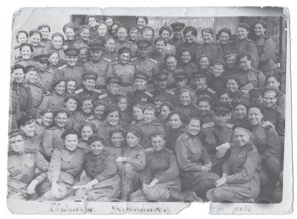 Курсанты школы снайперов вместе с инструкторами