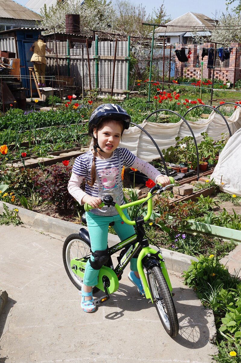 первый велосипед младшей дочери