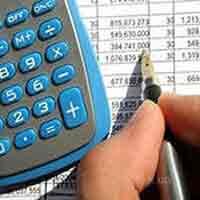 Не секрет, что с увеличением масштаба работы возникает и необходимость в бухгалтерской помощи. Предприниматель берёт на себя основные функции по руководству компанией, а прочие задачи должны решаться подчинёнными. Однако если объём деятельности является не самым большим, нужно исходить из: