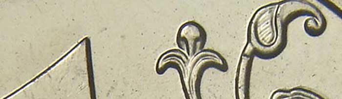 Редкая монета 1 рубль 2007 года — это один из вариантов тиража Московского монетного двора. Стоимость до 300 рублей имеет монета, на реверсе которой проштампованы увеличенные цифры и буквы, вершинка листика без деталей, одинаковые лепестки. На первом фото ценный вариант.
Фото ниже — стоимость по номиналу.