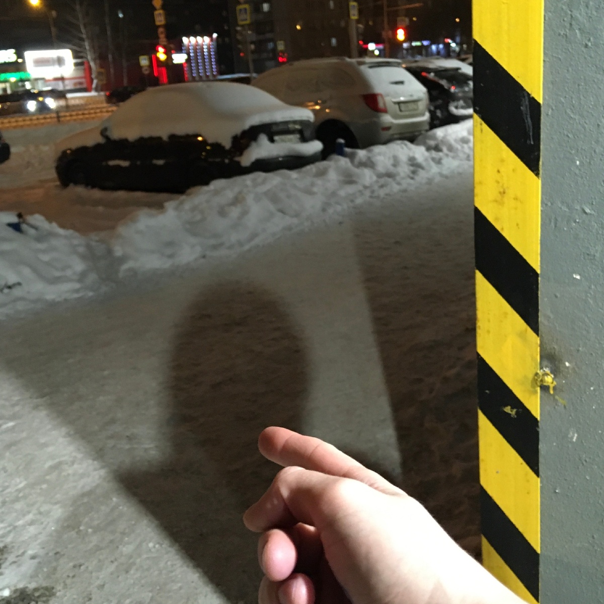 Показываю на тень парня, который ходит зимой без перчаток и шапки 