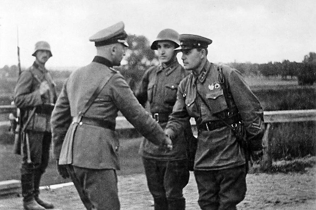 Даже во время войны воины проявляют человечность. Например, на данной фотографии 1939 года запечатлены советский и немецкий офицеры. Кто знает, может быть один не стал убивать другого, потому что помнит фото его семьи, невесты, помнит, как он поделился сигаретой, подсказал время...