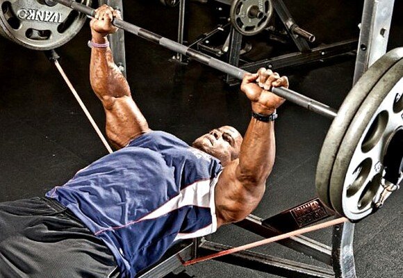 2. Жим штанги лежа - второе базовое силовое упражнение