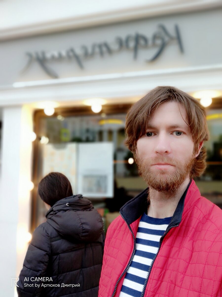 Обросший автор канала у кафе А. Лебедева на Б. Никитской улице. Фото Артюхов Д.