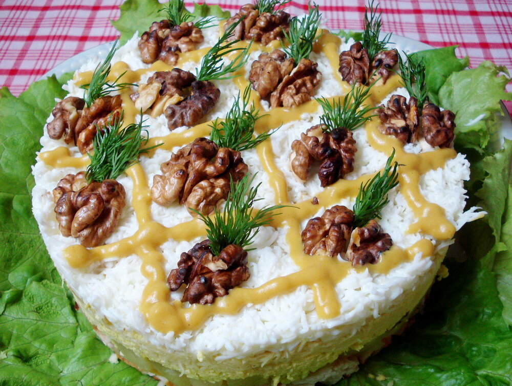 Салат очень вкусный,ингредиентов в нем немного,но салат получается каким-то изысканным,хоть и прост в приготовлении.Такой салат поставить на праздничный стол гости от него не сразу глаза отведут.