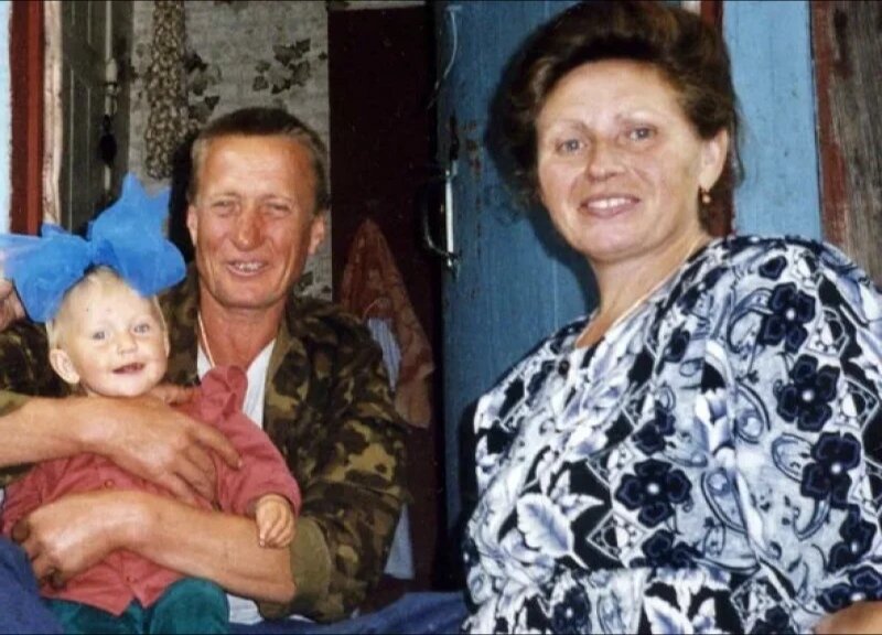 Мария родилась в четыре утра 25 августа 1999 года. Отец Марии, Михаил Ведерников и мать, Лидия Савенко