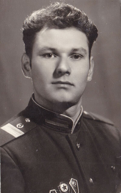 –  Армейскую службу проходил в спецчасти Брестского гарнизона. Мы были в  ответе за переправку грузов со станции Северная в Польшу, Германию,  Чехословакию... Время было напряжённое – 1968 год, в Чехословакии  назревали тревожные события. Меня избрали секретарём комсомольской  организации части. Совмещал и непростую солдатскую службу, и  общественную работу. Справился. Домой возвращался в звании старшего  сержанта и с благодарностями, а армейские почётные грамоты и сейчас  хранятся в семейном архиве.