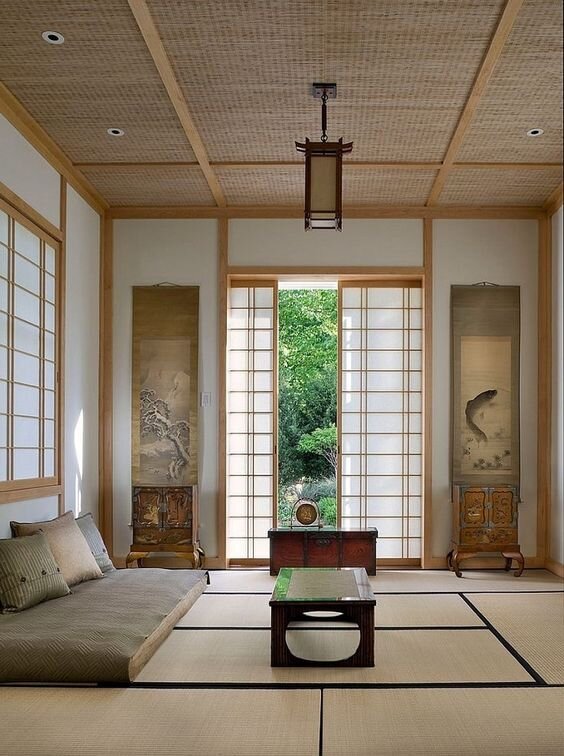 Вот так выглядит татами на полу, также встречаются современные синтетические татами, их легко можно  убрать в шкаф. Толщина татами около 3,5 см. Еще здесь используют футон в качестве дивана.