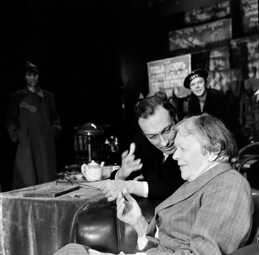 Актеры Олег Янковский и Татьяна Пельтцер в спектакле Театра имени Ленинского комсомола «Революционный этюд» («Синие кони на красной траве»)
Неизвестный автор, 1978 год, г. Москва, Архив театра «Ленком».