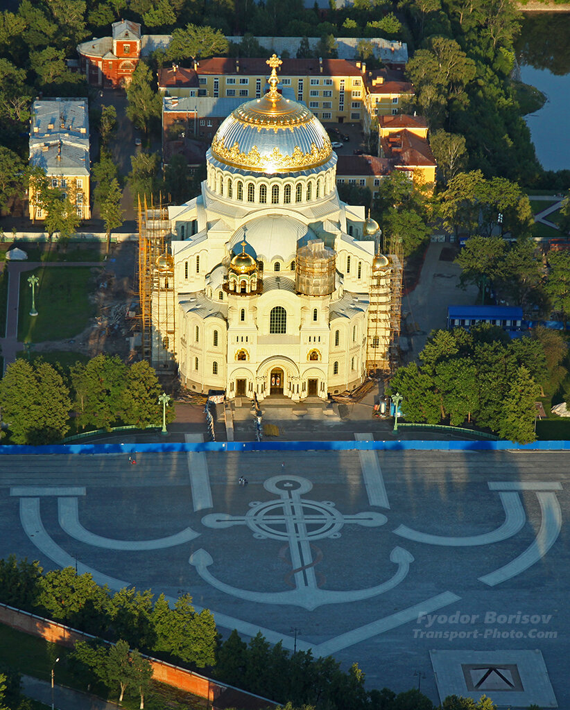 1. А начнём мы, конечно, с Никольского Морского собора - центра города во всех отношениях. И не только города -  собор является главным храмом Военно-морского флота России.