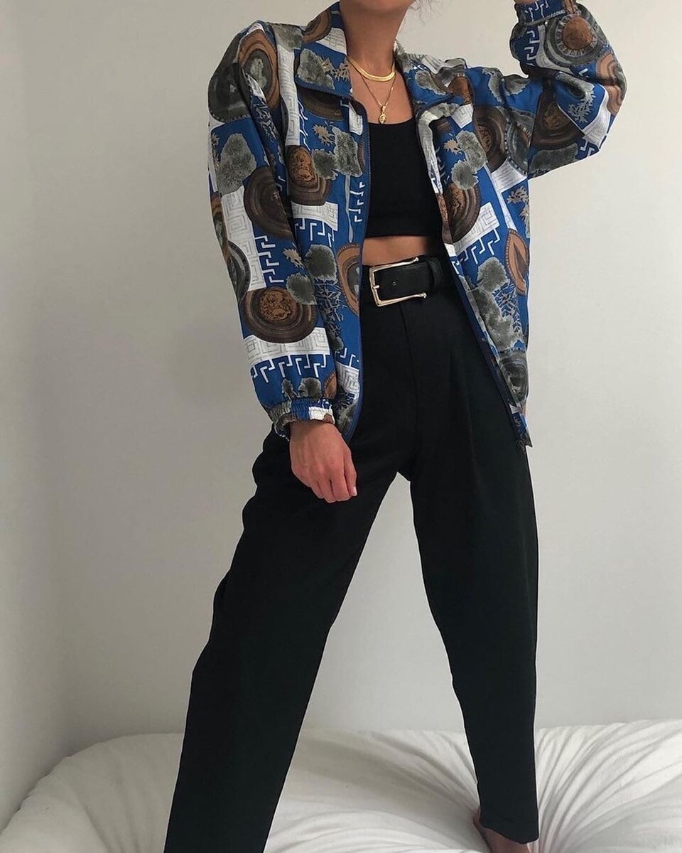 Пиджак сам кажется не таким красивым, но посмотрите, как он дополняет в данном случае образ!