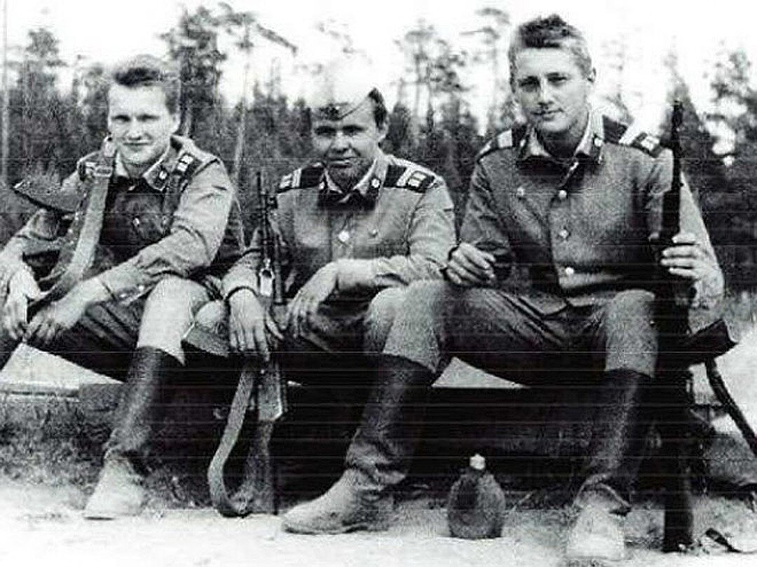 Андрей Тихонов(крайний справа). Армейское фото.