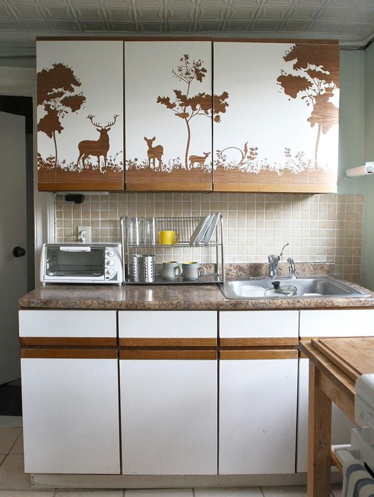 Оригинальный вариант использования трафаретной печати на "самоклейке".