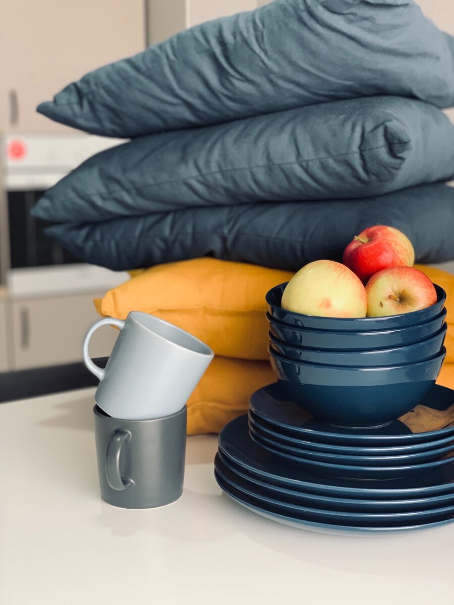 Задумалась, что всё легче делать с любовью❤️ Как?  Недавно в разговоре с подругой выяснили, что если бы был выбор, я бы никогда не убиралась и не стирала, а она наоборот делает это с удовольствием, но не любит готовить🤔
Я никогда не готовлю «из-под палки», для меня это способ выразить свою любовь родным, а значит если нет настроения легче купить пельменей или нажарить картошки. 
А самое главное не корить себя, когда не было времени или настроения убраться, никто в доме не станет несчастней если один день не блестят полы или не приготовить несколько блюд❤️
Что бы выбрали? Никогда не готовить или не убираться?😁