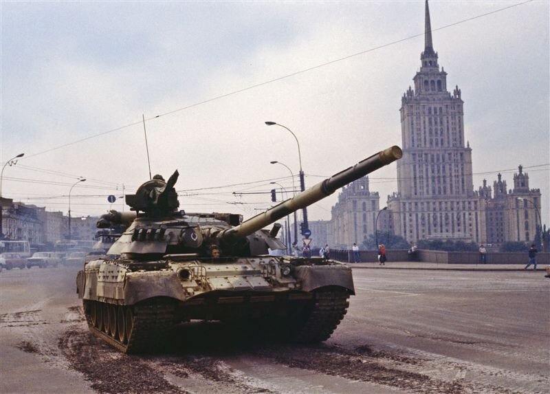 Танк на фоне гостиницы "Украина" 1993 год (Фото с просторов интернета)