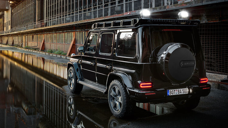 По сравнению с обычным G-классом, Brabus Invicto имеет усиленную раму, модернизированное шасси и колеса с более высокой грузоподъемностью.
