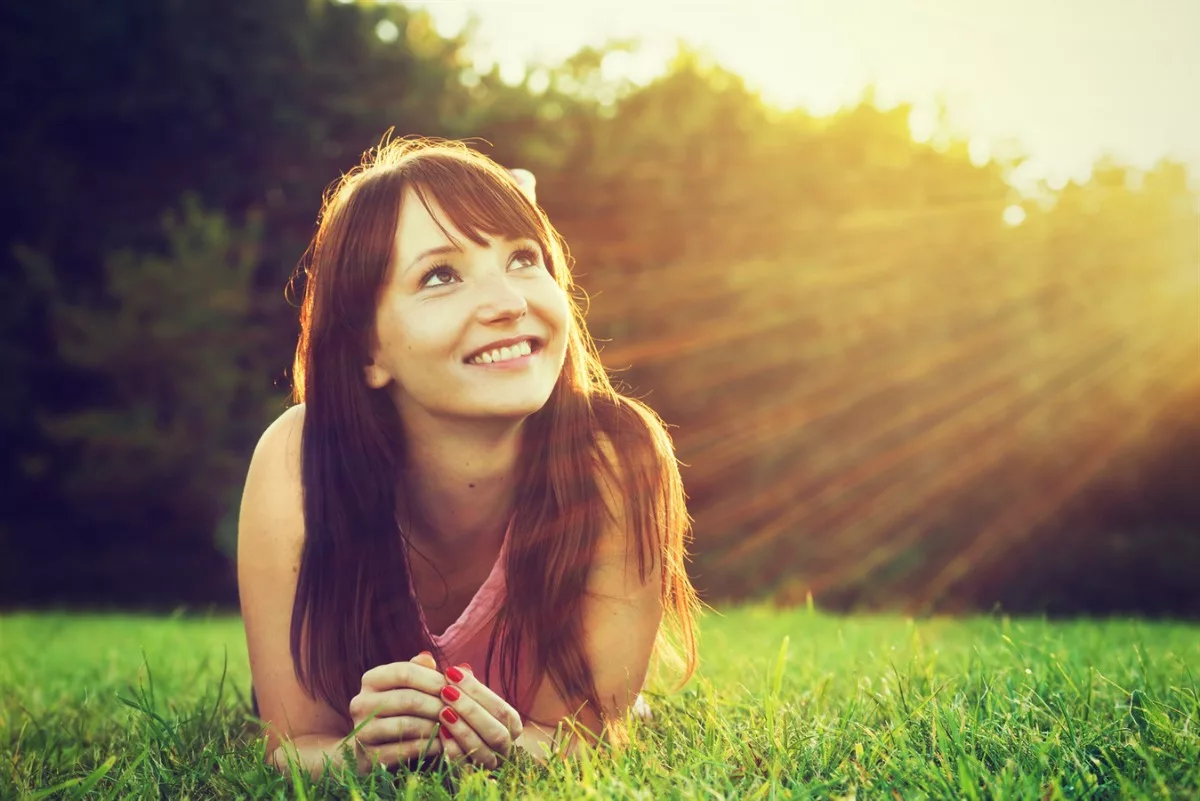 Человек радуется. Как называется позитивный человек. Позитивная девушка. Позитивное мышление. Хорошее настроение человек.