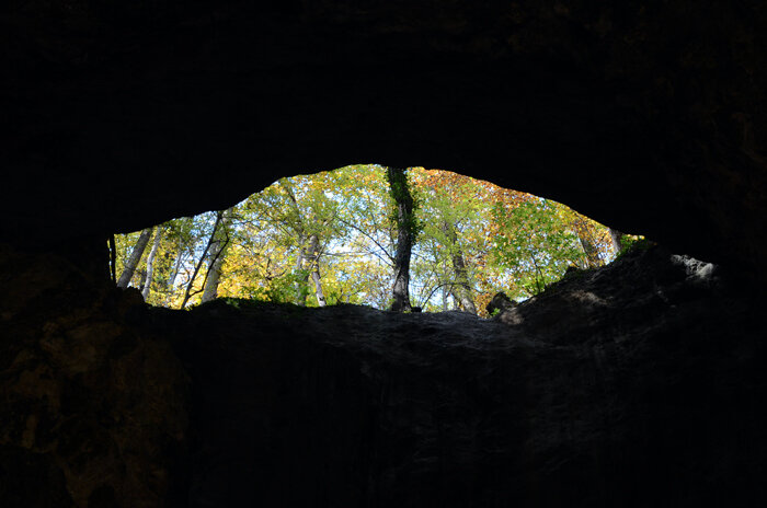Пещера "Кошачий глаз". То ли в ней некогда жил великан, то ли она образовалась благодаря ему...