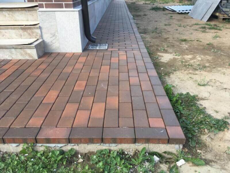 
На фото: устройство отмостки