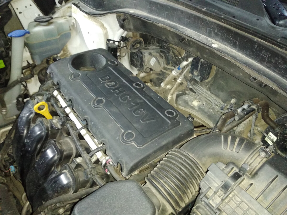 Моторный отсек Kia Sorento ХМ 2.4  — в данном случае машина 2013 года выпуска