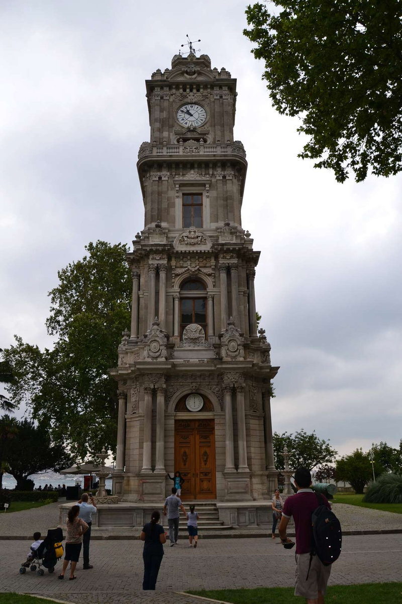 Часовая башня перед воротами дворца Долмабахче - Стамбул, Турция 