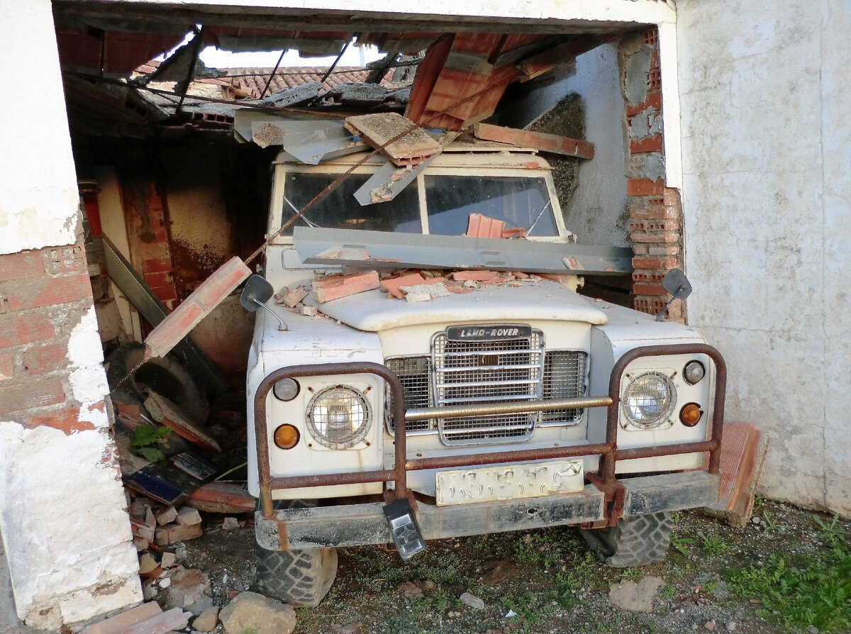 LAND-ROVER DEFENDER, который мы нашли. (Картинка взята из Вкотакте)