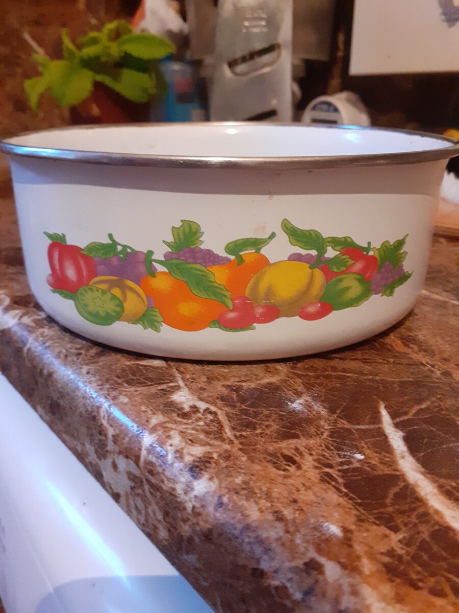 Это металлическая чашка, которая, наверное, единственная останется в нашем доме из всей посуды 😪