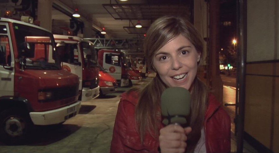 Анхела Видаль начинает свой репортаж. Кадр взят с сайта https://www.imdb.com/