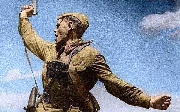 Знаменитая фотография "Политрук". На ней Еременко Алексей Гордеевич первым встает под пули и поднимает бойцов в атаку. Фото и подпись с сайта step-bg.livejournal.com