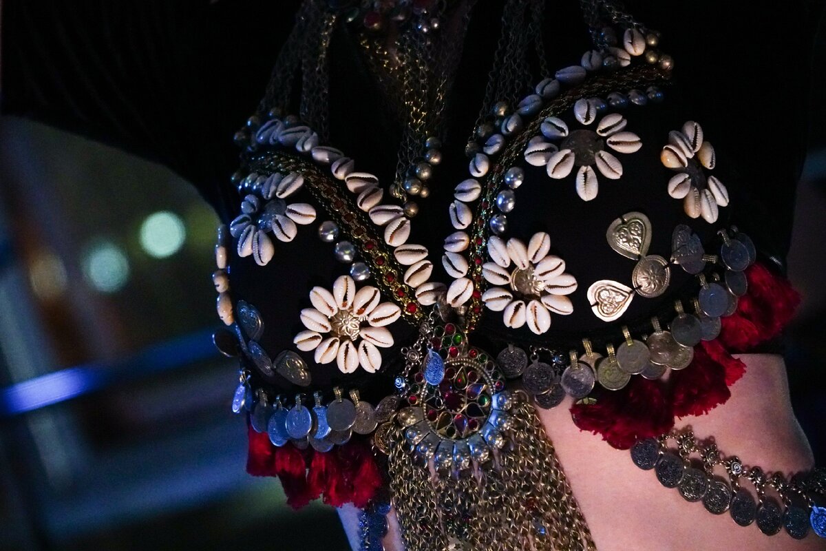 Аня Парышева и ее си..., пардон, увесистое бра. Ракушки-каури, бахромушка-кисточки, декоративная тесьма, металлические нашивки, афганская подвеска, индийские монетки и цепи. Сейчас стоит только кликнуть на сайт магазина или связаться в соцсети с продавцом и через пару недель у тебя, начинающий танцор, уже все на груди! Но все было иначе лет 10 назад....