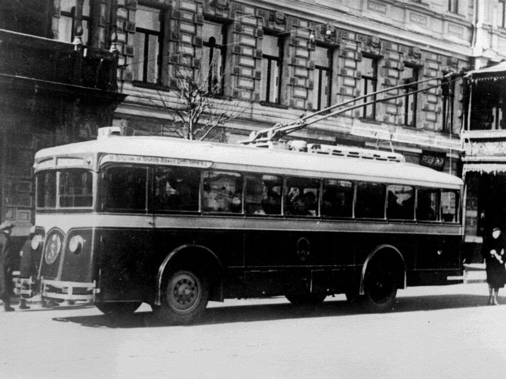 Первый Советский троллейбус ЛК-1. Первый Московский троллейбус 15 ноября 1933. Лк 3 10