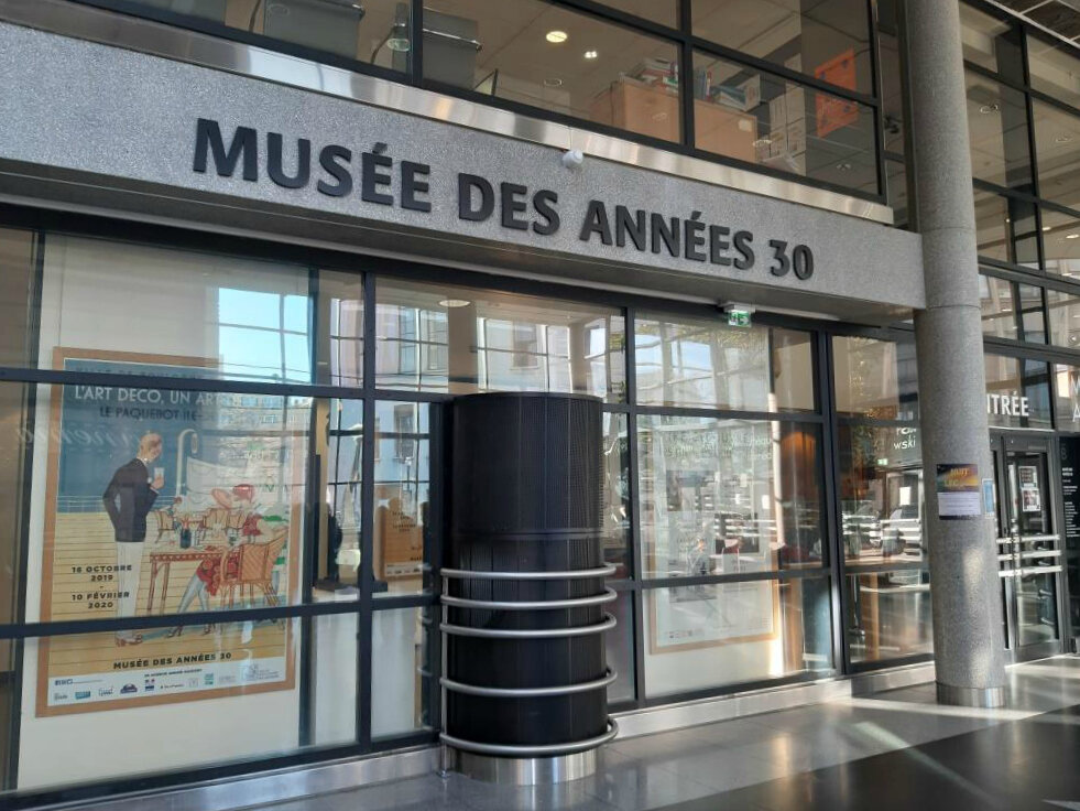 Вход в музей Le Musée des Années Trente. Булонь-Бийанкур. Официальный сайт - www.boulognebillancourt.com/loisirs/culture/les-musees/musee-des-annees-trente