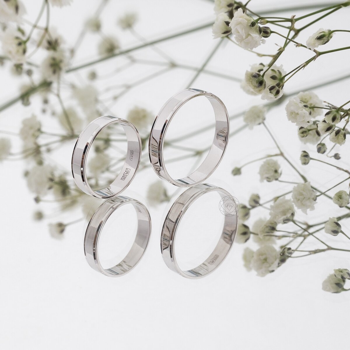 Стильные варианты обручальных колец ищите на сайте https://yahont.online/