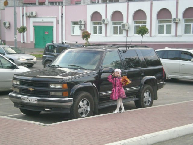 Большой и брутальный американский внедорожник был одним из культовых автомобилей в 90-е. Первое поколение, попавшее в "Бригаду", выпускалось с 1995 по 1999 год. Фигурировал этот автомобиль и в сериале "Бандитский Петербург".