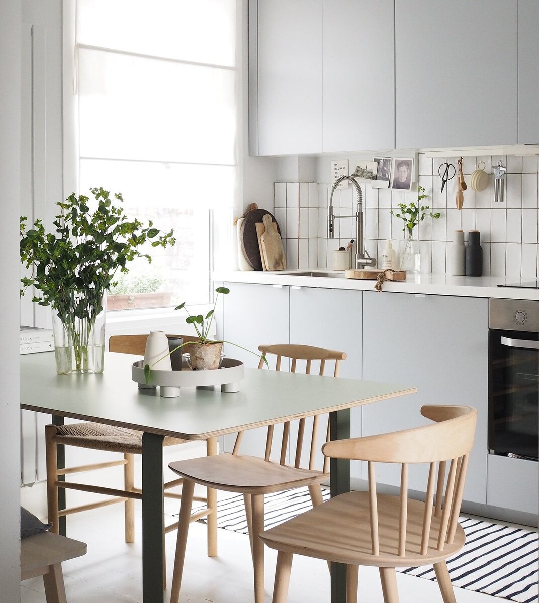 Дизайн серо-белой кухни в скандинавском стиле.