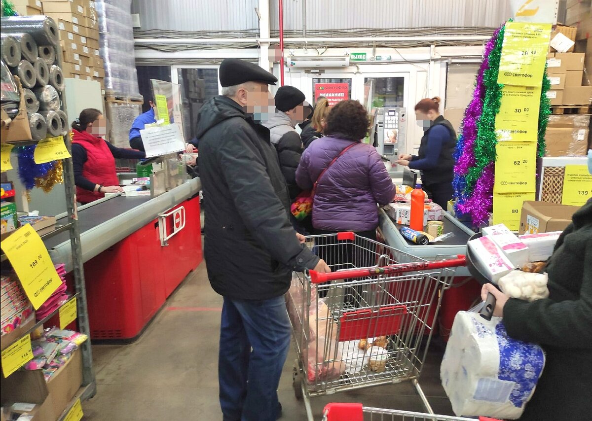 Заехал после работы в Светофор. Народу в тот день было много. Отстоял длинную очередь ради вкусных конфет :)) 