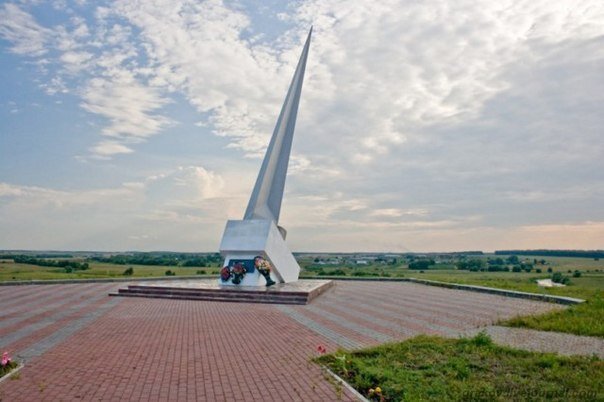 Памятная  стела  в виде четырехгранного штыка у с. Поярково Михайловского р-на Ряз. обл. Монумент открыт 07.05.2005 года. Памятник отмечает позицию, с которой 06.12.1941 года началось контрнаступление советских войск.