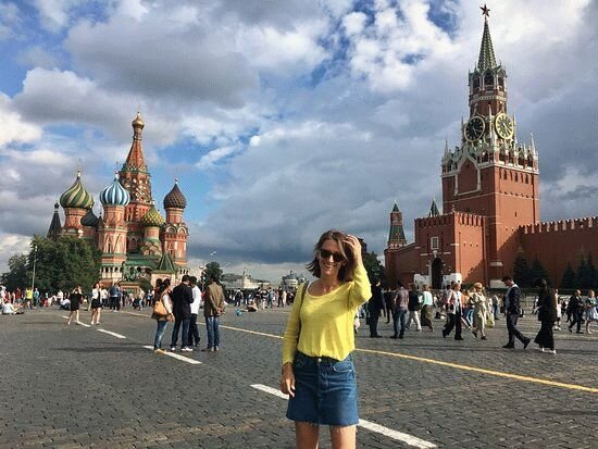 В самый раз москва. Наряд на красной площади. Он живет в Москве. Жить в Москве. Хочу в Москву.