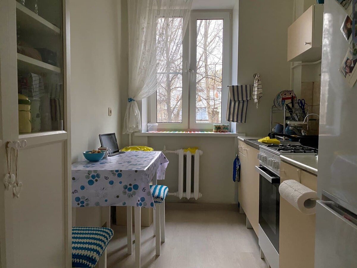 Стараюсь всё убирать в шкафчики, хоть у меня и не много мест хранения, чтобы не было бардака.