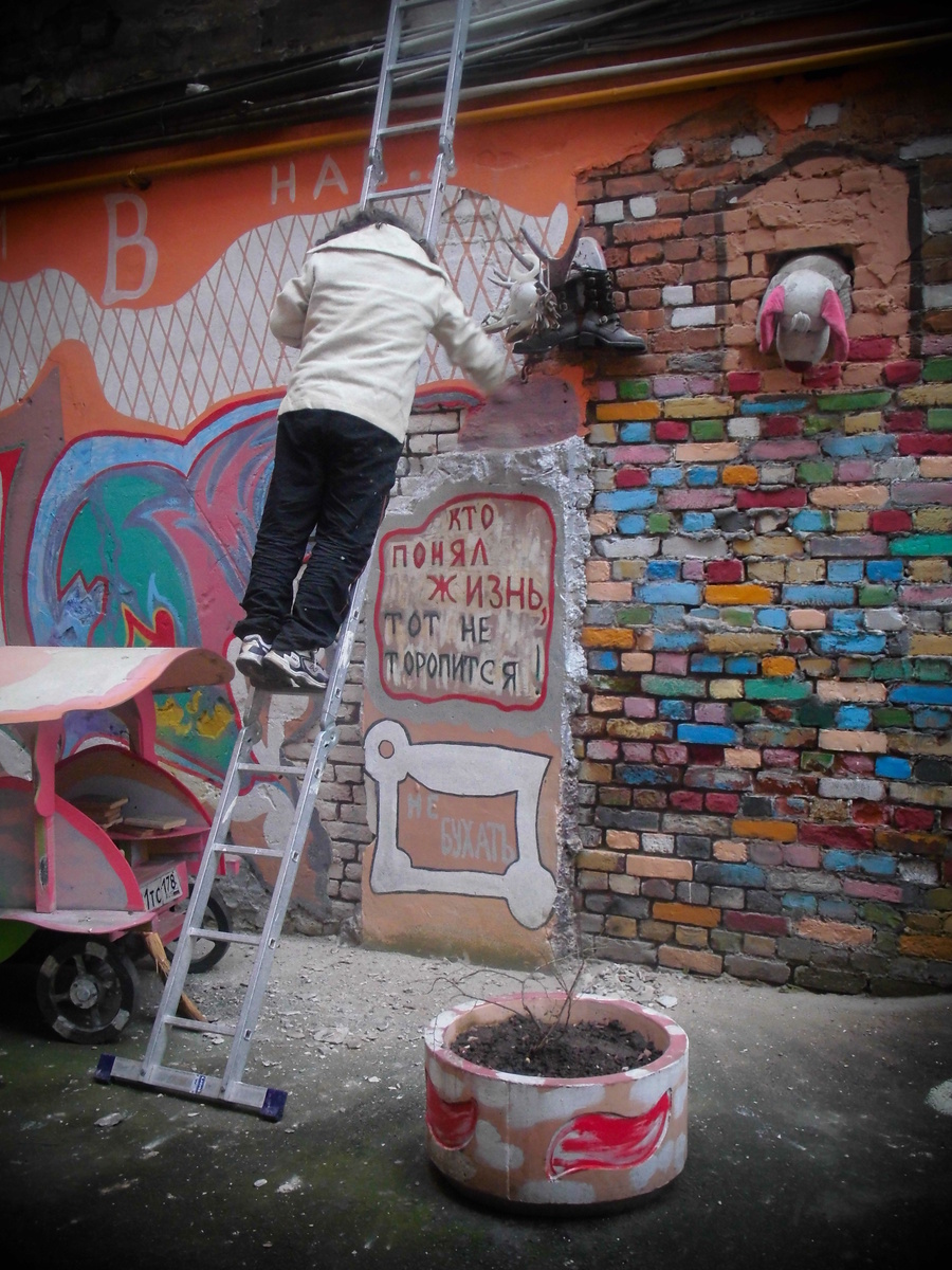 Нельсон Искандерян монтирует новый арт-объект.